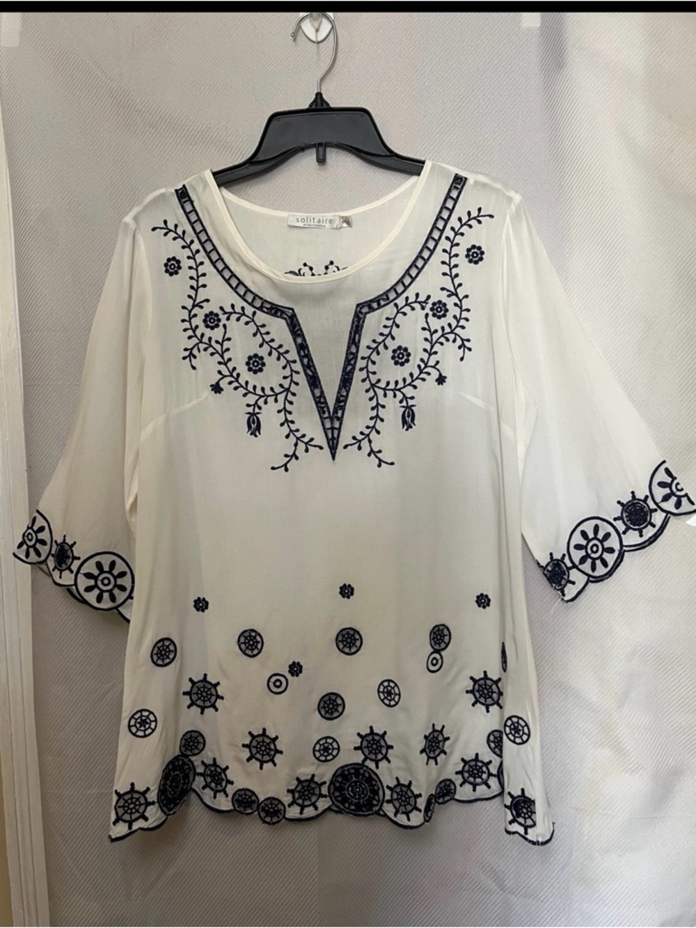Solitaire White womens summerTop with Navy Embroidered Detail S great condition